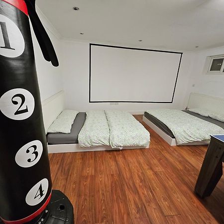 Large Annexe With Games Room Pool Table Ping Pong Air Hockey Movie Projector Виндзор Экстерьер фото