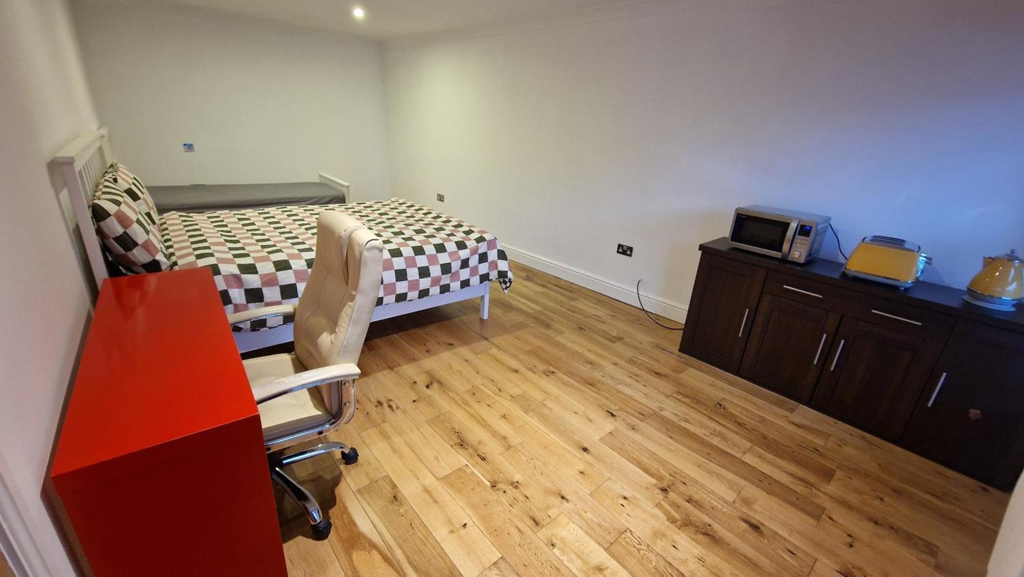 Large Annexe With Games Room Pool Table Ping Pong Air Hockey Movie Projector Виндзор Экстерьер фото