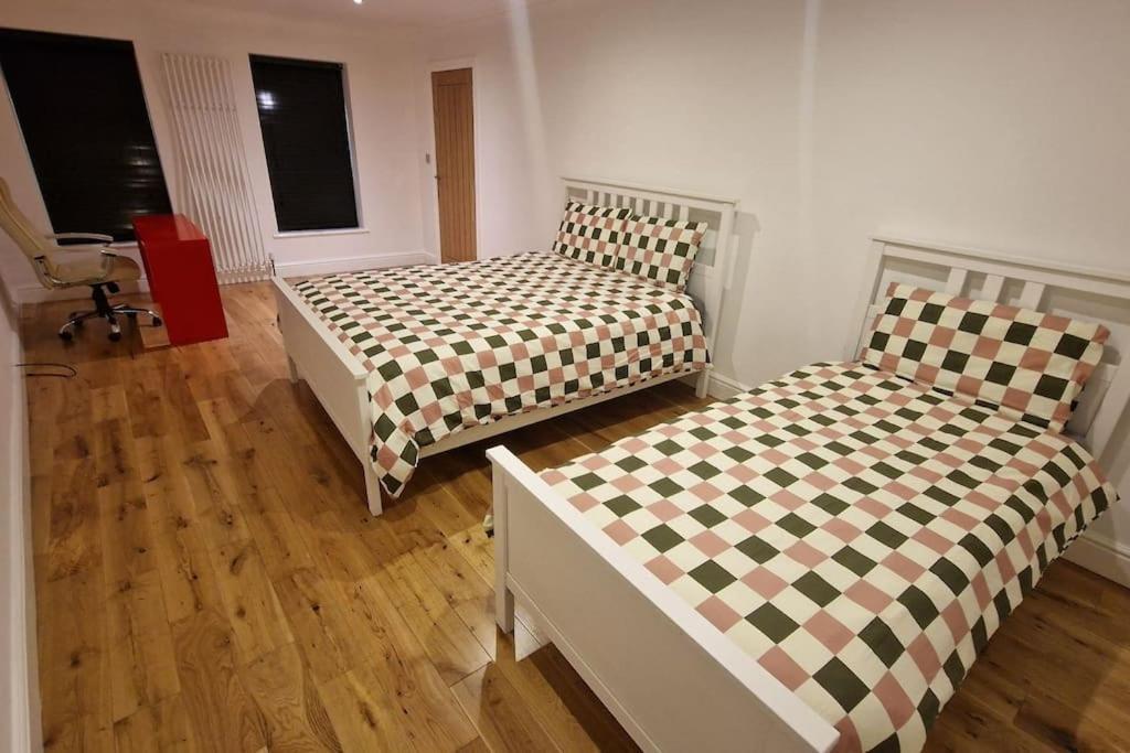 Large Annexe With Games Room Pool Table Ping Pong Air Hockey Movie Projector Виндзор Экстерьер фото