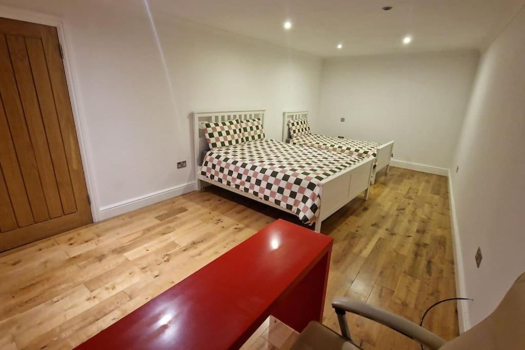 Large Annexe With Games Room Pool Table Ping Pong Air Hockey Movie Projector Виндзор Экстерьер фото