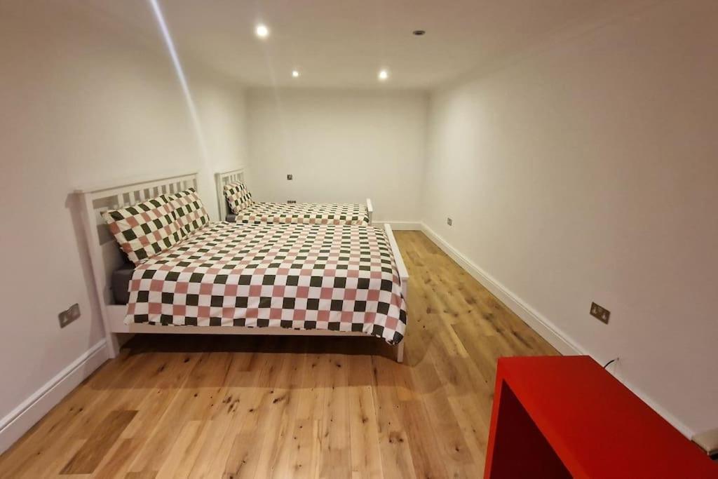 Large Annexe With Games Room Pool Table Ping Pong Air Hockey Movie Projector Виндзор Экстерьер фото