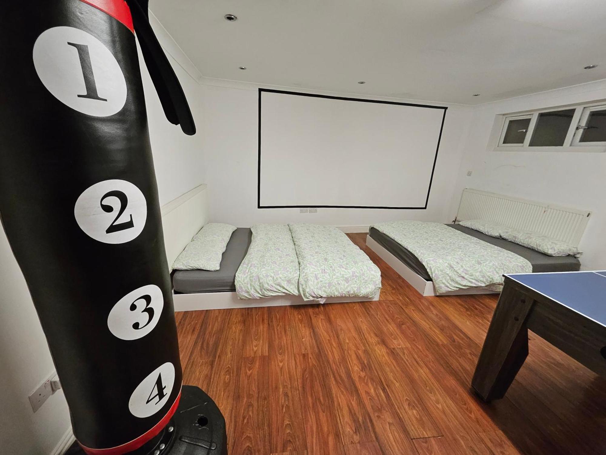 Large Annexe With Games Room Pool Table Ping Pong Air Hockey Movie Projector Виндзор Экстерьер фото