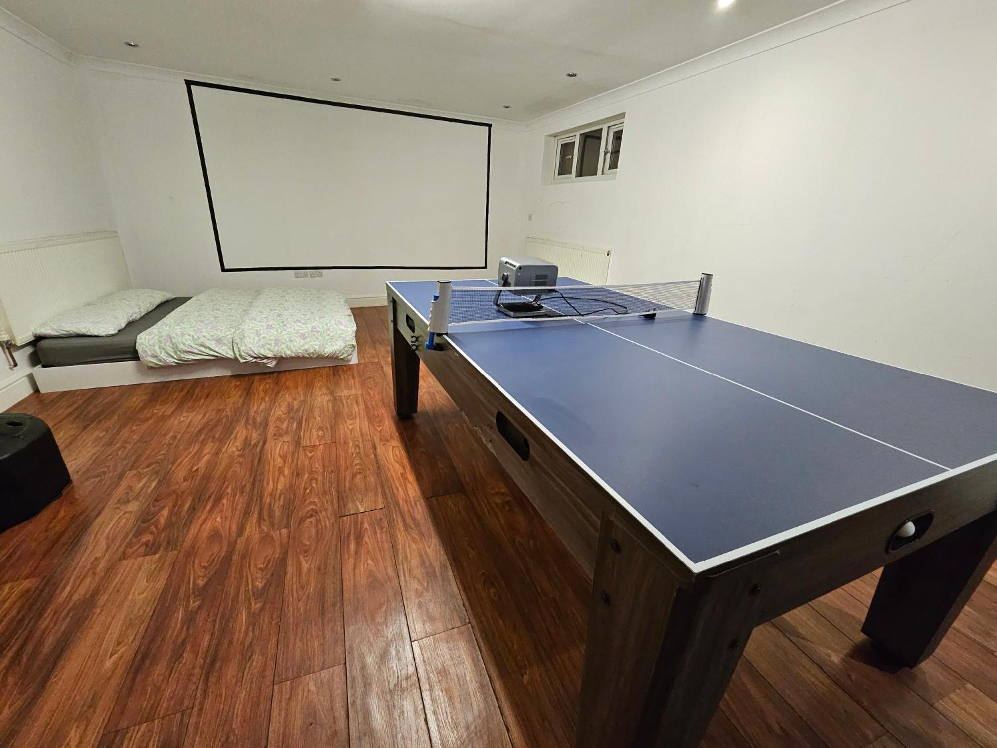 Large Annexe With Games Room Pool Table Ping Pong Air Hockey Movie Projector Виндзор Экстерьер фото