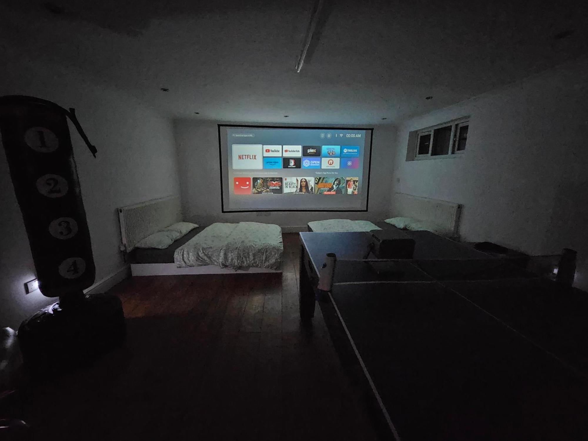 Large Annexe With Games Room Pool Table Ping Pong Air Hockey Movie Projector Виндзор Экстерьер фото