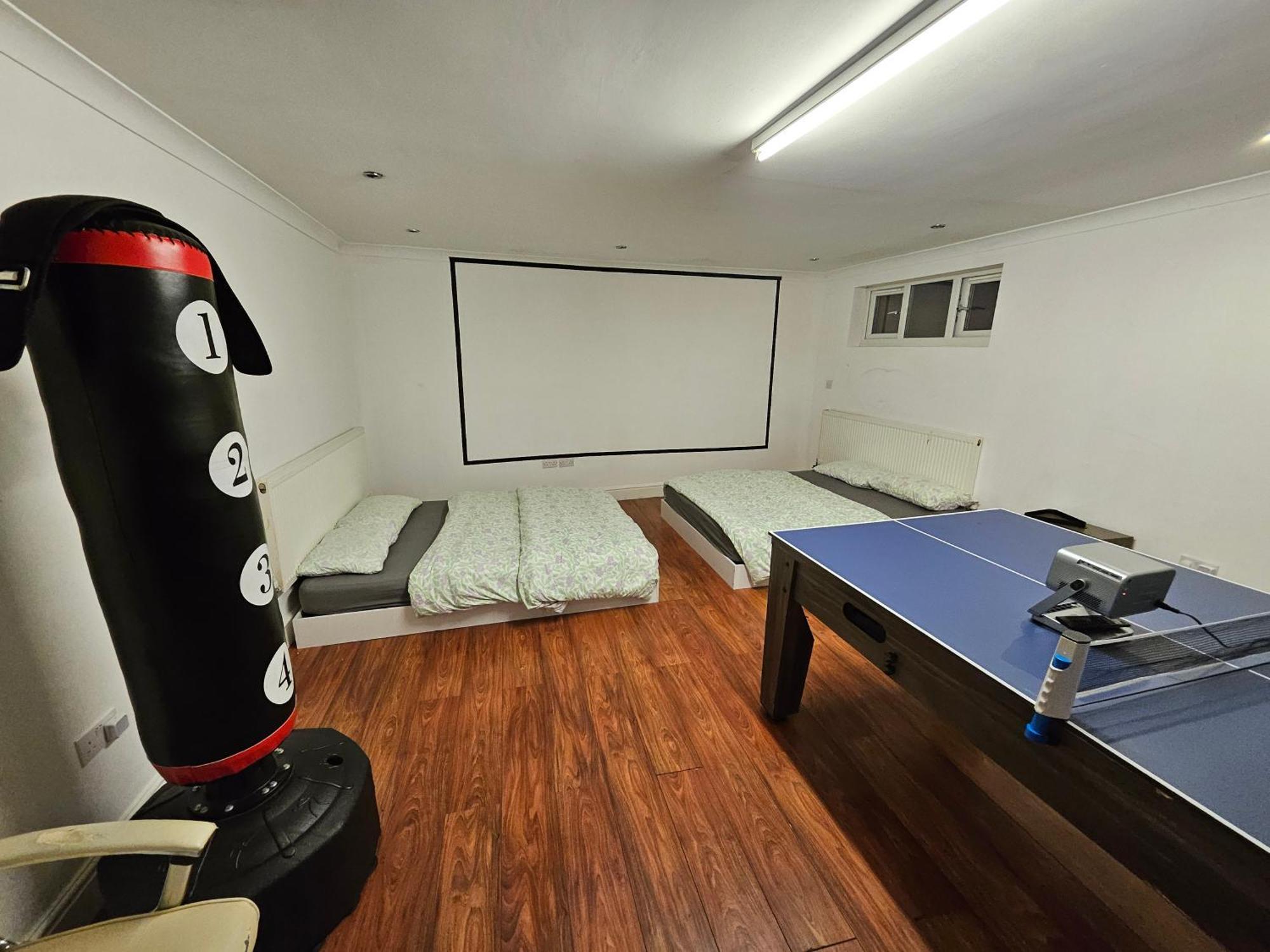 Large Annexe With Games Room Pool Table Ping Pong Air Hockey Movie Projector Виндзор Экстерьер фото